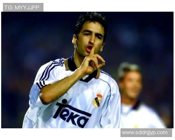 足球传奇归来故土再战昔日球场重温辉煌岁月 足球传奇归来故土再战昔日球场重温辉煌岁月